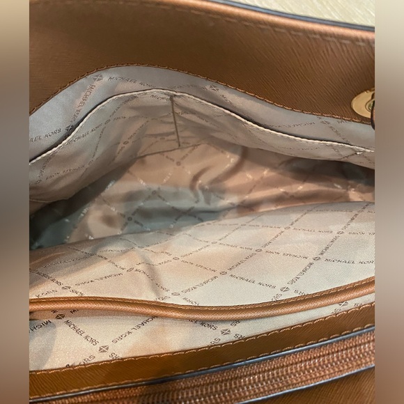 MICHAEL KORS “WALSH” LEATHER VANILLA TOTE W/MK GOLD CHARM - Picture 6 of 7